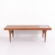 Dansk sofabord i teak designet af møbelarkitekten Johannes Andersen i 1960'erne. Bordet har en ...