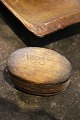 Svensk tidlig 1800 tals håndskåret træ æske til opbevaring af småting...