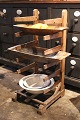 Svensk 1800 tals træ reol til opbevaring af træ fade / sulefade.H: 86cm. B:35cm. D: 41cm.Et ...