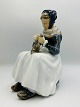 Royal Copenhagen Stor Figur - Amager Pige som StrikkerModelnr.: 1317Designer: Lotte Benter ...