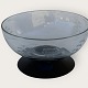 Glasskål på sort fod og med drue slibninger, 15,5cm i diameter, 8cm høj *Pæn stand*