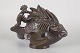 Just Andersen, stor skulptur med havmotiv.Stor skulpturel figur i diskometal med stiliseret ...