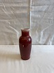 B&G vase i stentøj glaseret med okseblodsglasur.Fremstår i pæn stand.Mål: H. 17,5 cm. Ø. 6 cm.