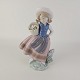 Figur af porcelæn med motiv af en lille pige med en kurv blomster.D21 30Producent Lladro, ...