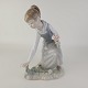 Figur af porcelæn med motiv af en pige der plukker blomster.Producent Lladro, ...