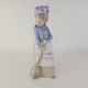 Figur af porcelæn med motiv af en lille pige der fejer.Producent ZaphirFremstår uden ...