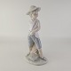 Figur af porcelæn med motiv af en lille dreng i stråhat. Nr B230Producent NaoFremstår ...