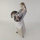 Figur af porcelæn med motiv af en pige som holder en kalkun.Nr I12D 10Producent Lladro, ...