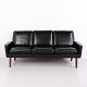 Vintage trepersoners sofa fra Danmark, udført i sort læder og dateret til 1960'erne. Sofaen har ...