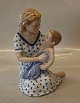 0545 Kgl. Mor med barn på skødet 20 cm (1249545) Serie med forældre og børn  Porcelæn fra Royal ...