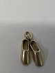 Et par sko Vedhæng/Charms i 14 karat guld.Højde: 1,7 cm.