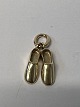 Et par sko Vedhæng / Charms i 14 karat guld Højde: 1,8 cm.