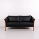 Classic 2-personers tremmesofa fra Hjort Knudsen, udført med stel i massivt træ og polstring i ...