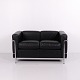 LC2 2-personers sofa i sort læder med synligt stel i forkromet stål. Modellen er designet af Le ...