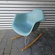 Gyngestol fra Eames Plastic chair serie. Lyseblå.Formgiver Charles og Ray EamesProducent ...