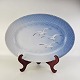 Stort ovalt fad af porcelæn fra Mågestellet. Producent Bing og GrøndahlService i glat ...