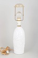 Hjorth, bordlampe.Skulpturel bordlampe i hvidglaseret keramik med reliefdekoration af en ...