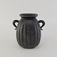 Vase med rillet korpus og to svungne hanke. Nr D133Formgiver og producent Just ...