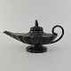 Olielampe af diskometal med form af en Aladdin lampe. Nr 1618Formgiver og producent Just ...