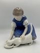 Bing og Grøndahl Figur - Pige i blå kjole med drikkende katModelnr.: 1745Designer: ...