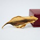Anton Michelsen guldsmykke.Gertrud Engel for A. Michelsen; Broche lavet i 14 kt. guld, formet ...