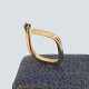 Svend Fisker; Ring i 14 kt. guld med firkantet ringskinne og safirOmkring ring str. ...