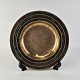 Rundt Art Deco fad med riflet dekoration i patineret bronze. Nr. 2434Formgiver Ellen ...