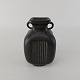 Firkantet vase af diskometal, med hanke og lodrette riller.Formgiver og producent Just ...