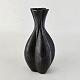 Organisk formet vase med fire riller, af diskometal. NR D23.Formgiver og producent Just ...