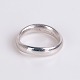 Ole Lynggaard ring udført i 18 karat guld med et enkelt og organisk design. Ringen har en bred, ...