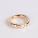 Ole Lynggaard ring udført i 18 karat guld med et elegant og organisk design. I midten prydes ...