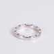 Ole Lynggaard ring udført i 14 karat guld med et elegant og dekorativt design. Ringen har en ...