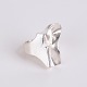 Lapponia ring udført i sterling sølv med et markant og skulpturelt design. Ringen har en bred ...