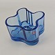 Fyrfadsstage i mundblæst blåt glas med bølget form fra Alvar Aalto serien.Formgiver Alvar ...