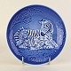 Platte i blåglaseret porcelæn med motiv af en liggende zebra med føl og teksten Mors Dag ...