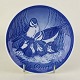 Platte i blåglaseret porcelæn med motiv af blåmejse med unger og teksten Mors Dag ...