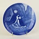 Platte i blåglaseret porcelæn med motiv af søpapegøje med unge og teksten Mors Dag ...