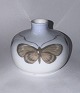 Miniature vase i porcelæn fra Royal Copenhagen inset Nouveau stil. Dekoreret med tre ...