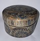 Lågskål i baca fajance fra Royal Copenhagen designet af Nils Thorsson. Fremstår i god stand. 1. ...