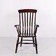 Antik armstol i mørkt træ, udført i engelsk Windsor-stil og dateret til ca. 1880–1910. Stolen ...