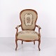 Antik armstol i træ udført i fransk Louis XV stil, sandsynligvis fra omkring 1890–1920. Stolen ...