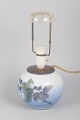 Royal Copenhagen, bordlampe.Håndmalet bordlampe i porcelæn, dekoreret med botanisk motiv i ...