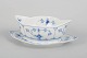 Royal Copenhagen, Musselmalet Riflet, sovsekande på fast fad.Sovsekande i porcelæn på fast ...