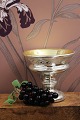 Dekorativ , gammel drueklase i glas med vinblade i grøn jade.Længde: 14cm.