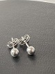 Earrings in 14 carat white gold, ball-shaped.