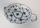 Royal Copenhagen. Musselmalet, riflet. Asiet i form af et blad. Model 143. Længde 18,5 cm. (1 ...