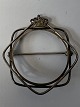 Broche i sterlingsølv til mønt.Stemplet AD 925s.H 4,8 x B 4,5 cm.Mål til mønt 3,3 ...