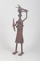 Vestafrikansk bronzefigur, midten af 1900-tallet.Skulpturel afrikansk figur udført i bronze, ...
