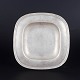 Just Andersen, Art Deco-fad i tin.Firkantet fad i tin med afrundede hjørner, bred profileret ...