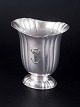 Svensk klassicistisk vase i tin. Swedish Grace.Svensk vase i tin med bægerformet korpus, ...